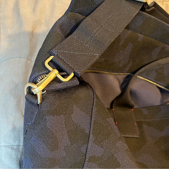 Rothy’s Weekender Bag Midnight Camo Navy - Picture 4 of 8